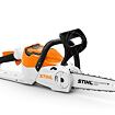 Aku motorová pila STIHL s krátkou lištou a ergonomickými držadly pro snadné řezání dřeva.