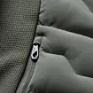Detail zapínání na zip s nápisem "RIGON" na textilním materiálu bundy kombinujícího prodyšnou a zateplenou část.