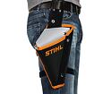 Pouzdro na opasek, připevněné na stehně značky STIHL.