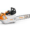 Akumulátorová motorová pila STIHL Light 01 s ergonomickou rukojetí a kovovým řetězem, určená pro řezání dřeva.