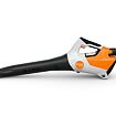 Ruční aku foukač listí STIHL určený k čištění zahrady, s ergonomickou rukojetí a podlouhlým nástavcem pro směrování vzduchu.