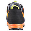 Sportovní bota s pevnou podešví, přerušovaným vzorkem, oranžovo-černým provedením a žlutou poutkou na zadní straně pro snadné nazouvání.