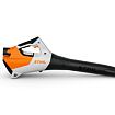 Ruční akumulátorový foukač listí značky Stihl s ergonomickou rukojetí a prodlouženou trubicí pro přesné směřování vzduchu.