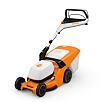 Akumulátorová sekačka na trávu značky Stihl s pojezdem, ergonomickou rukojetí a sběrným košem na trávu.