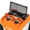 Dvojitá nabíječka akumulátorů STIHL s označením AP 500 S, s otevřeným průhledným krytem a indikátory stavu nabití.