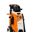 Mobilní vysokotlaký čistič STIHL RE 150 PLUS s vestavěnou cívkou a hadicí, ovládacími prvky a velkými koly pro snadnou manipulaci.