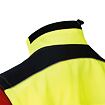 Detail zadní části žluté pracovní bundy s černým límcem a reflexními prvky.