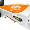 Část elektrického zahradního nářadí STIHL FSA 45 s ovládacím panelem ukazujícím zbývající stav baterie.