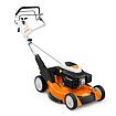 Zahradní motorová sekačka s čtyřmi koly, s otočnou rukojetí a startovacím lankem.