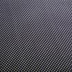 Tmavá látka s pravidelným jemným vzorem z malých světlých teček.