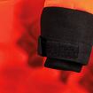 Natahovací manžeta s pevnou suchou páskou zajišťující těsné přilnutí ke zápěstí u pracovního nebo bezpečnostního oděvu.