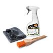 Sada obsahující čisticí sprej Varioclean Eco 500 ml, hadřík na utírání a kartáč se dřevěnou rukojetí značky Stihl pro údržbu a čištění zahradní techniky.