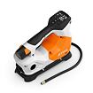 Přenosný digitální kompresor STIHL s integrovaným displejem zobrazujícím tlak a ovládacími tlačítky, vybavený hadicí pro nahuštění.