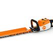 Elektrický zahradní nůžky na živý plot s dlouhou čepelí a ergonomickými rukojeťmi značky Stihl.