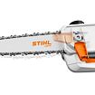 Řetězová lišta motorové pily STIHL Light 01 se zobrazeným mechanismem napínání řetězu pomocí oranžové páčky.