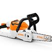 Akumulátorová motorová pila značky STIHL s ergonomickou rukojetí a řetězem určeným pro řezání dřeva.