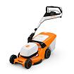 Elektrická nebo akumulátorová sekačka na trávu značky Stihl s sběrným košem a nastavitelnou rukojetí.