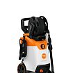Vysokotlaký čistič STIHL RE 140 s namotanou hadicí na navijáku, kolečky pro snadnou manipulaci a držákem na příslušenství.