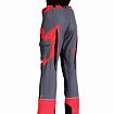 Pracovní kalhoty s vysokým pasem, kombinace šedé a červené barvy, vybavené kapsami a dlouhými černými zipy na zadní straně nohavic.