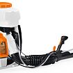 Zádový motorový postřikovač značky STIHL s nádrží pro kapalinu a ovládací rukojetí na hadici.