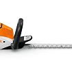 Akumulátorové elektrické nůžky na živý plot značky STIHL s dlouhou řezací lištou a ergonomickou rukojetí.