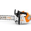 Přenosná motorová pila STIHL MSA 220 TC s řetězem a ergonomickou rukojetí určená pro řezání dřeva.