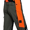 Pracovní ochranné kalhoty s laclem a křížovými ramenními popruhy, kombinace materiálů s oranžovými a černými bezpečnostními detaily, kapsy na nářadí a zesílená oblast kolen.