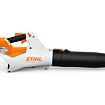 Ruční akumulátorový foukač listí značky STIHL s ergonomickou rukojetí a prodlouženou trubicí pro snadné odfukování.