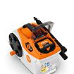 Přenosný akumulátorový tlakový čistič STIHL s otočným ovládacím knoflíkem, zásuvkou pro baterii a připojovací hadicí.
