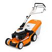 Benzínová zahradní sekačka s velkým sběrným košem, ergonomickou rukojetí a motorem STIHL.