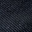 Detailní záběr na texturu tmavé hrubé tkaniny s výrazným vzorem vazby.