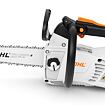 Akumulátorová motorová řetězová pila značky STIHL určená pro řezání dřeva s ergonomickou rukojetí a bezpečnostními symboly.