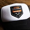 Čepice s nápisem STIHL TIMBERSPORTS KISS MY AXE a obrázkem dvou zkřížených seker.
