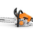 Motorová pila STIHL MS 212 s řetězovou lištou Rollomatic E určená pro řezání dřeva, zobrazena z boku.