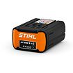 Akumulátor STIHL AP 200 S s indikátorem nabití určený pro zahradní a lesní elektrické nářadí.