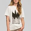 Žena v tričku s potiskem lesa a nápisem "PRO NATURE" a značkou STIHL, držící jednu ruku za pasem.